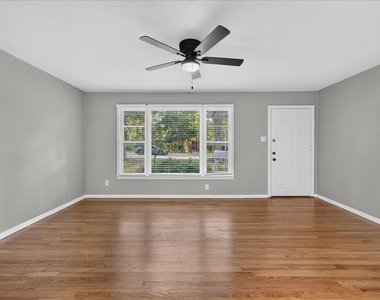 7433 Vallejo Drive - Photo Thumbnail 5