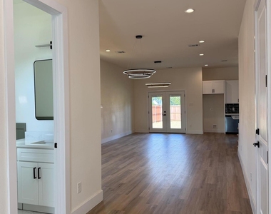 2701 S Jones Street - Photo Thumbnail 4