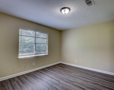 820 Collin Drive - Photo Thumbnail 13