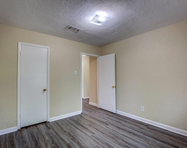 820 Collin Drive - Photo Thumbnail 8