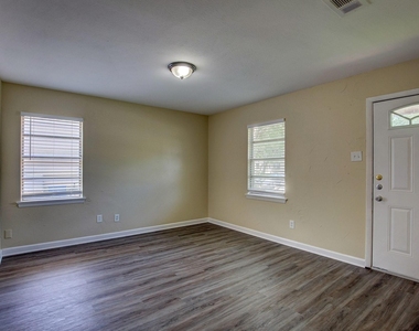 820 Collin Drive - Photo Thumbnail 2