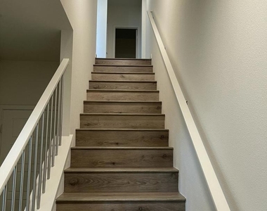 633 Winchester Drive - Photo Thumbnail 7