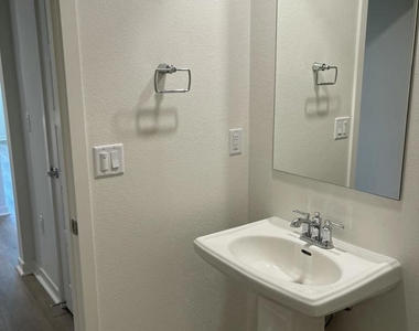 633 Winchester Drive - Photo Thumbnail 14