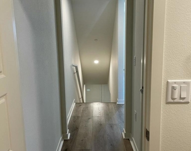 633 Winchester Drive - Photo Thumbnail 8