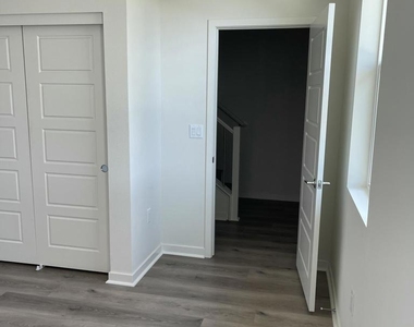 633 Winchester Drive - Photo Thumbnail 13