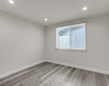 16435 Kingsbury Street - Photo Thumbnail 6