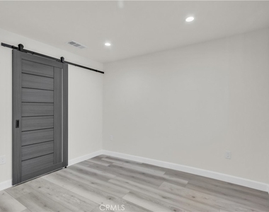 16435 Kingsbury Street - Photo Thumbnail 7