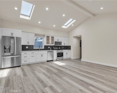 16435 Kingsbury Street - Photo Thumbnail 2