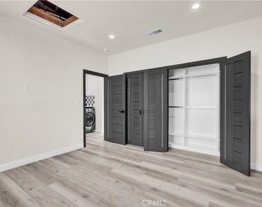 16435 Kingsbury Street - Photo Thumbnail 13