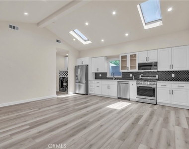 16435 Kingsbury Street - Photo Thumbnail 3