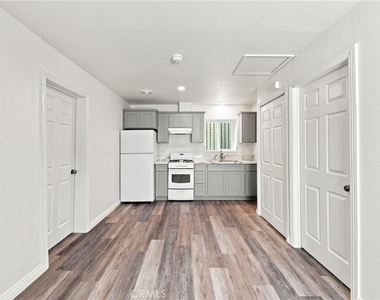 10646 S Wilton Place - Photo Thumbnail 9