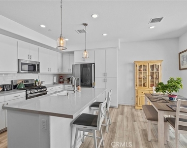 16282 Meadowhouse Avenue - Photo Thumbnail 7