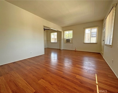 1609 E Chevy Chase Drive - Photo Thumbnail 3