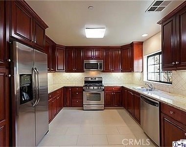 10214 Fernglen Avenue - Photo Thumbnail 4