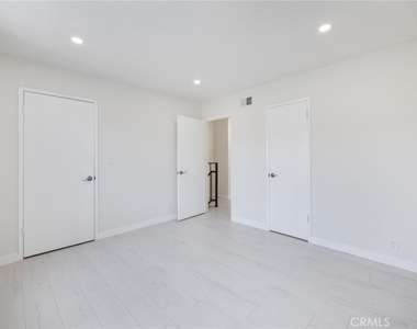 333 Riverdale Drive - Photo Thumbnail 8