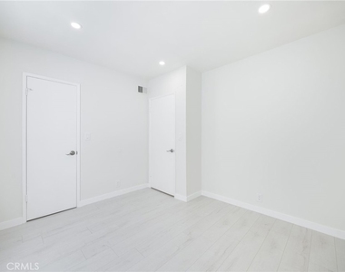 333 Riverdale Drive - Photo Thumbnail 11