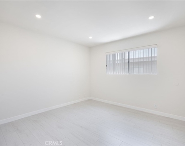 333 Riverdale Drive - Photo Thumbnail 7