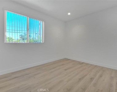5852 Vineland - Photo Thumbnail 16