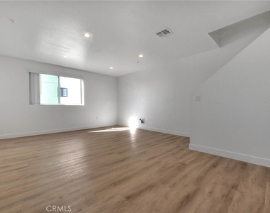 5852 Vineland - Photo Thumbnail 28