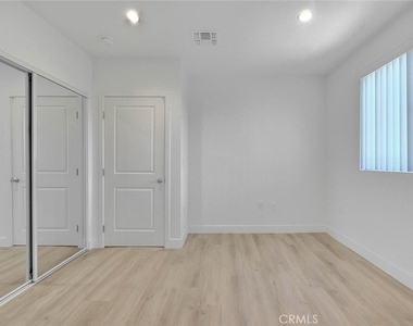 5852 Vineland - Photo Thumbnail 18
