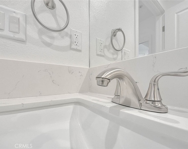 5852 Vineland - Photo Thumbnail 15