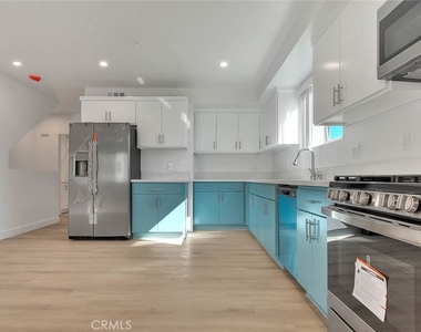 5852 Vineland - Photo Thumbnail 6
