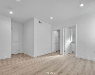 5852 Vineland - Photo Thumbnail 39