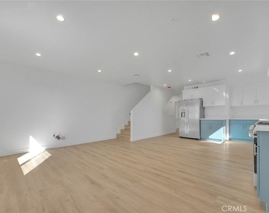 5852 Vineland - Photo Thumbnail 33
