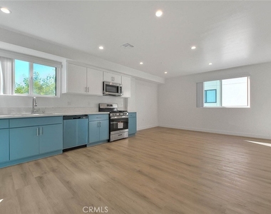 5852 Vineland - Photo Thumbnail 25