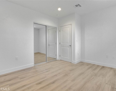 5852 Vineland - Photo Thumbnail 17
