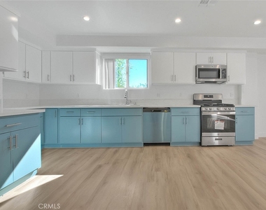 5852 Vineland - Photo Thumbnail 24
