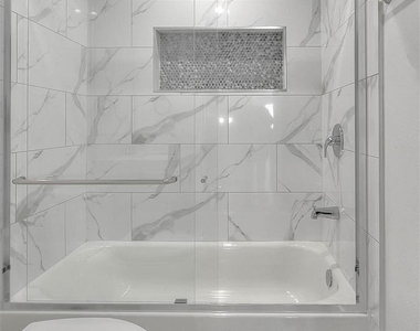 5852 Vineland - Photo Thumbnail 3