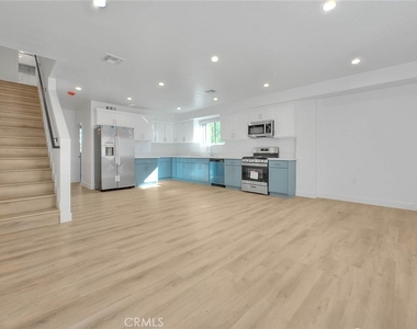 5852 Vineland - Photo Thumbnail 31