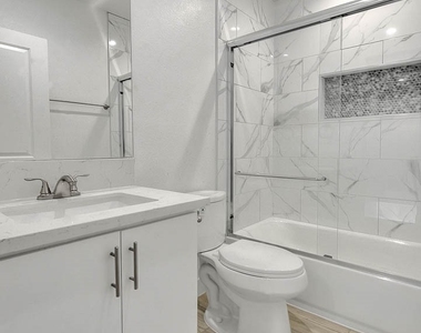 5852 Vineland - Photo Thumbnail 13