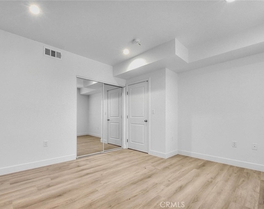 5852 Vineland - Photo Thumbnail 20