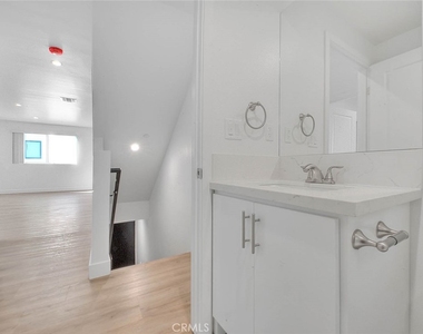 5852 Vineland - Photo Thumbnail 9