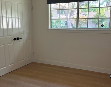 419 Robbins Drive - Photo Thumbnail 4