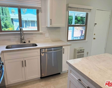 4125 1/2 W Toluca Lake Avenue - Photo Thumbnail 16