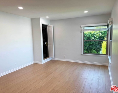 4125 1/2 W Toluca Lake Avenue - Photo Thumbnail 4