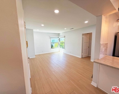4125 1/2 W Toluca Lake Avenue - Photo Thumbnail 8