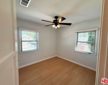 4125 1/2 W Toluca Lake Avenue - Photo Thumbnail 28