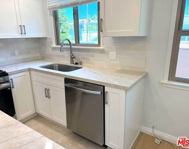 4125 1/2 W Toluca Lake Avenue - Photo Thumbnail 14