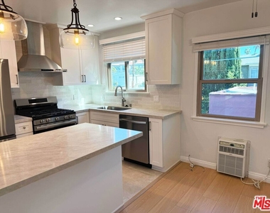 4125 1/2 W Toluca Lake Avenue - Photo Thumbnail 17
