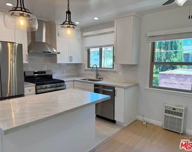 4125 1/2 W Toluca Lake Avenue - Photo Thumbnail 11