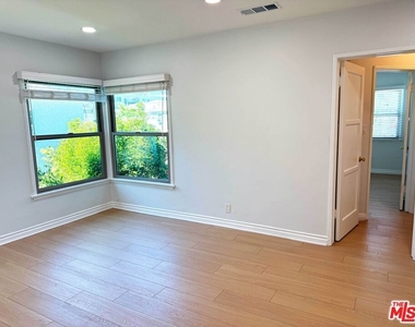4125 1/2 W Toluca Lake Avenue - Photo Thumbnail 7