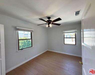 4125 1/2 W Toluca Lake Avenue - Photo Thumbnail 25