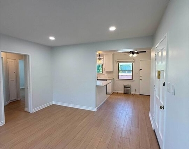 4125 1/2 W Toluca Lake Avenue - Photo Thumbnail 3
