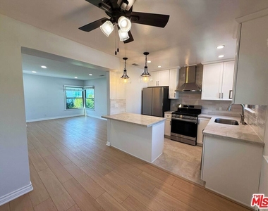 4125 1/2 W Toluca Lake Avenue - Photo Thumbnail 15