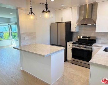 4125 1/2 W Toluca Lake Avenue - Photo Thumbnail 12