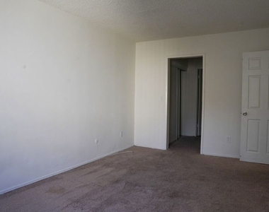 18444 Collins Street - Photo Thumbnail 12